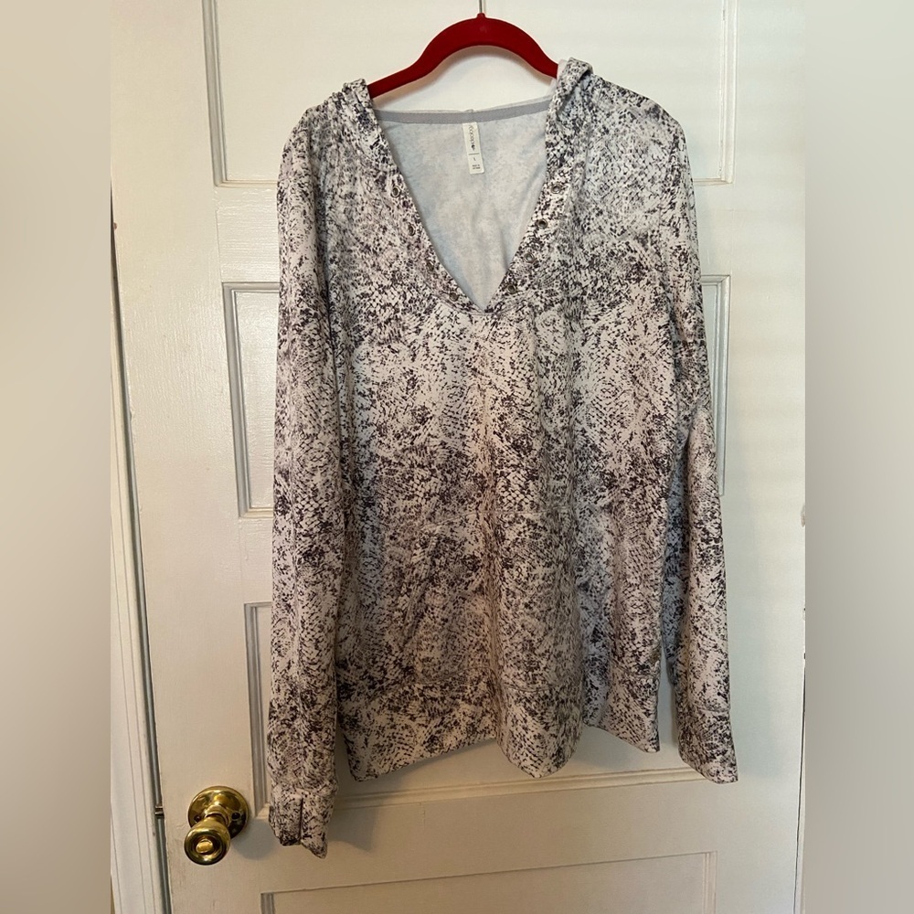 Ideology pullover hoodie size large.  The tie is missing.
